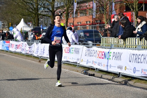Utrecht Marathon: met verzuurde benen gaat Ramon de la Fuente over de finish op de 10km